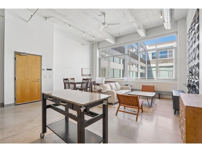 Building Photo - 700 N Washington Ave
