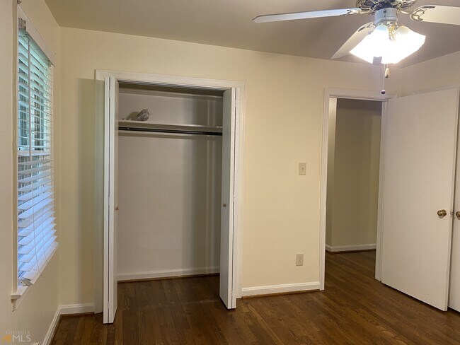 Building Photo - 2022 Woodbine Terrace NE