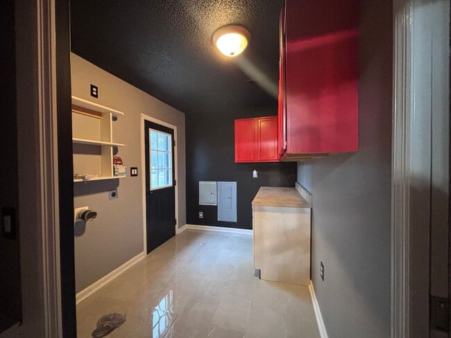 Building Photo - This is a must see!