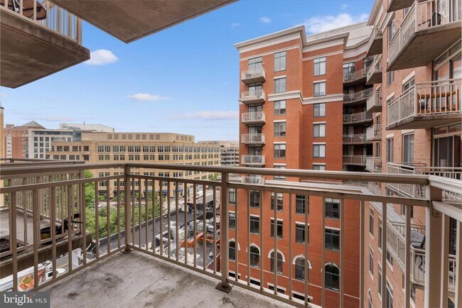 Building Photo - 1205 N Garfield St