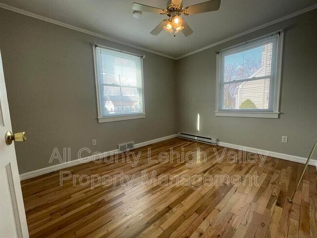 Building Photo - 457 Willow Rd