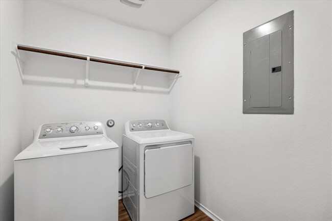 Building Photo - 425 Escondido Cir