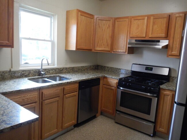 Building Photo - AVAILABLE 6/1/26 - House for Rent Near Sho...
