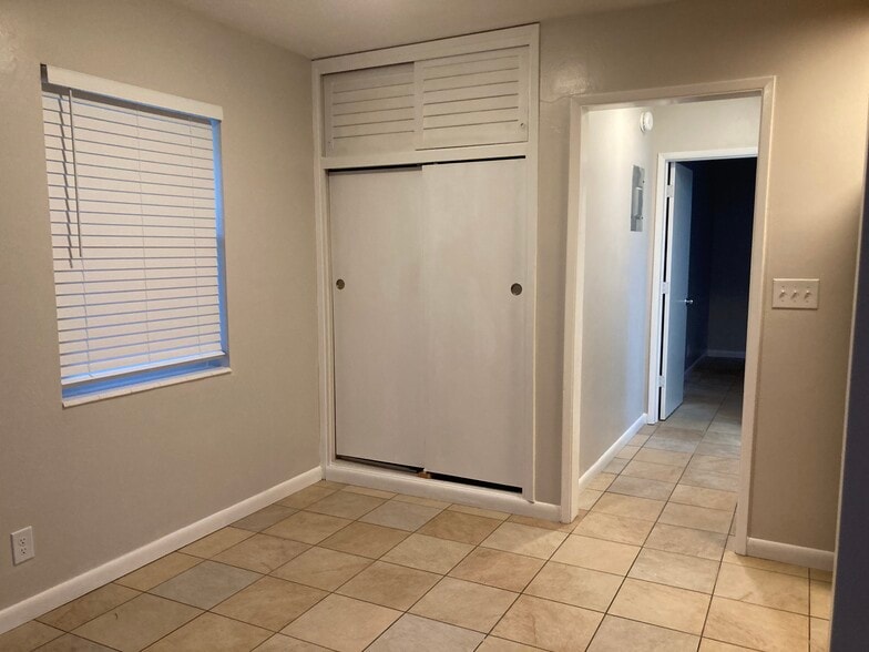 Dining area - 1811 NE 56th St