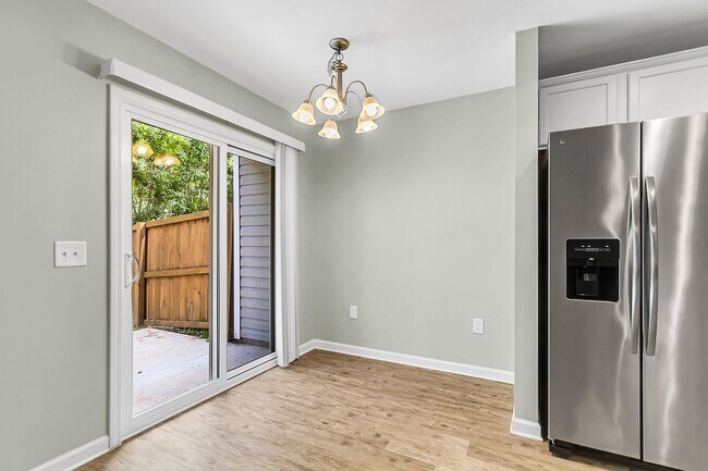 Building Photo - Beautiful Goose Creek Townhome!