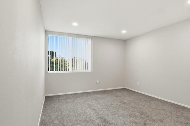 Building Photo - 6542 Ocean Crest Dr