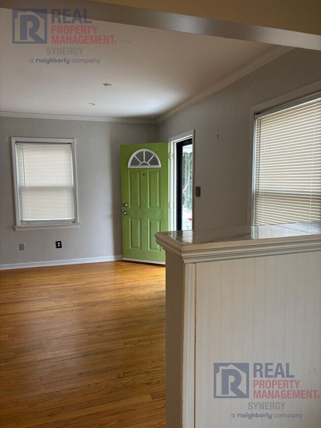 Building Photo - Charming Two Bedroom House