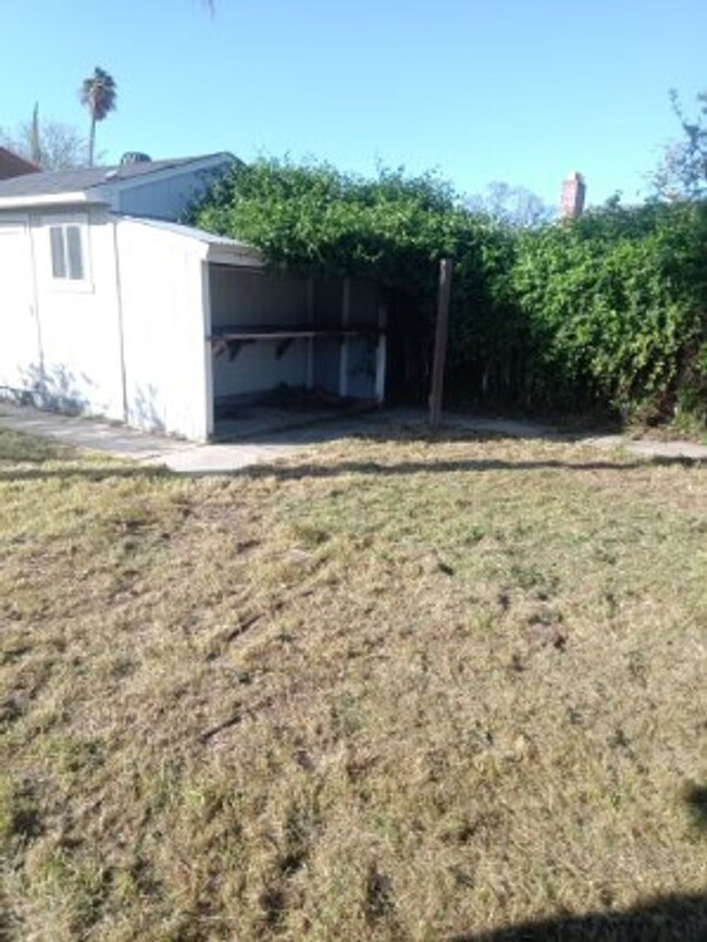 Building Photo - 3 Bedroom Home - Move in Special $200.00 o...