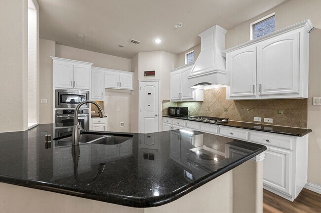 Building Photo - Mediterranean-style home-4 bedrooms