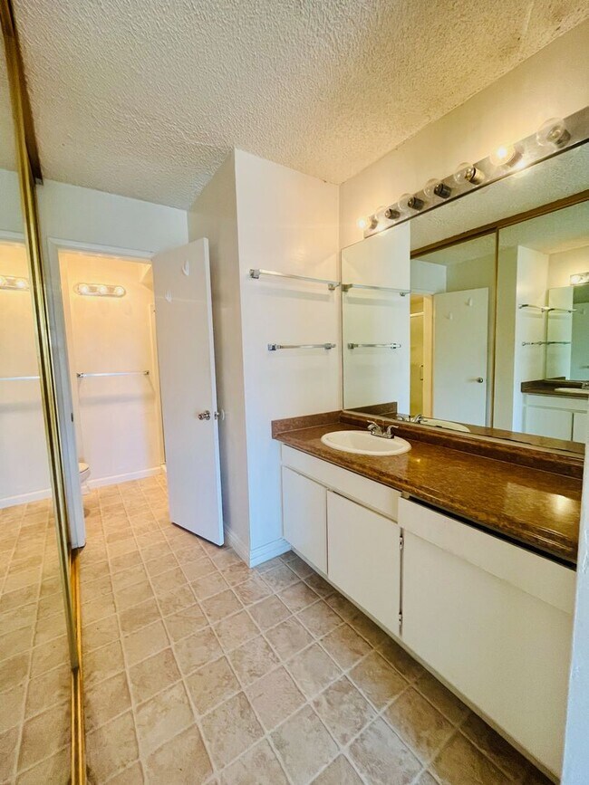 Building Photo - LARGE AND BRIGHT 2BD/2BA CONDO AVAILABLE I...
