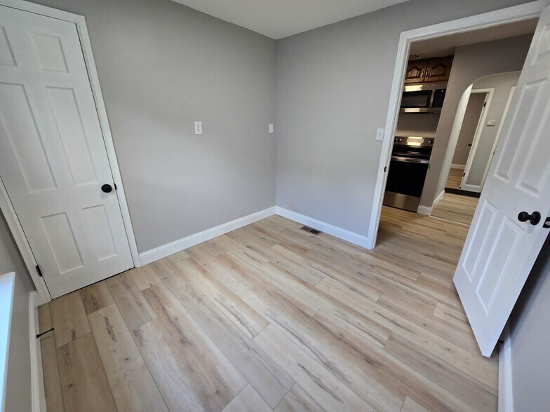 Building Photo - 7723 Monroe Dr
