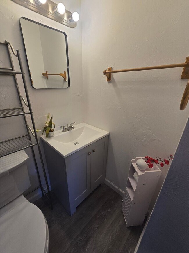 Building Photo - Rooms for Rent – Furnished, Lockable, & Private Backyard! 6 Spots Open.