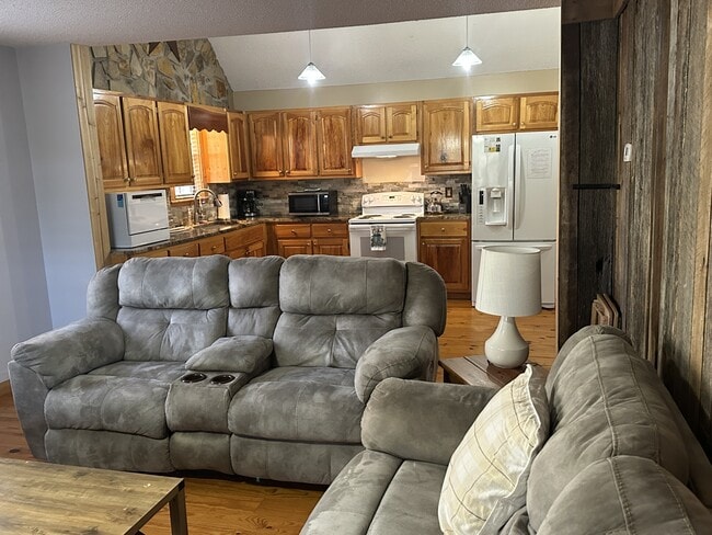 Building Photo - 155 April Ln