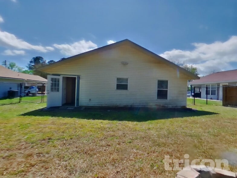 Building Photo - 2122 Center Way