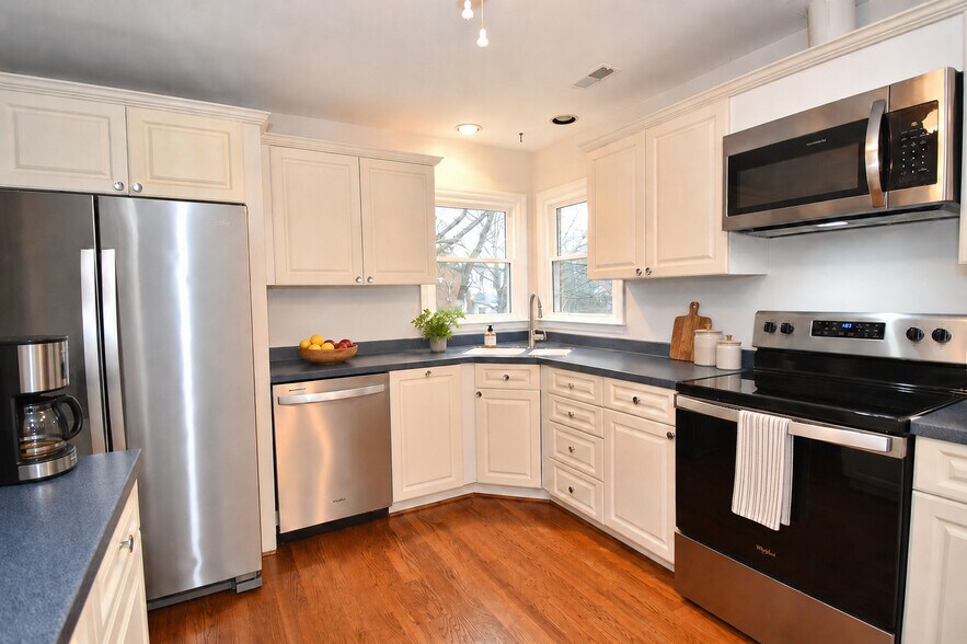 Building Photo - 223 Port Royal Dr