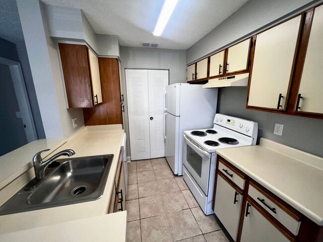 Building Photo - Remodeled 1st floor 2/2 Tradewinds Condo i...