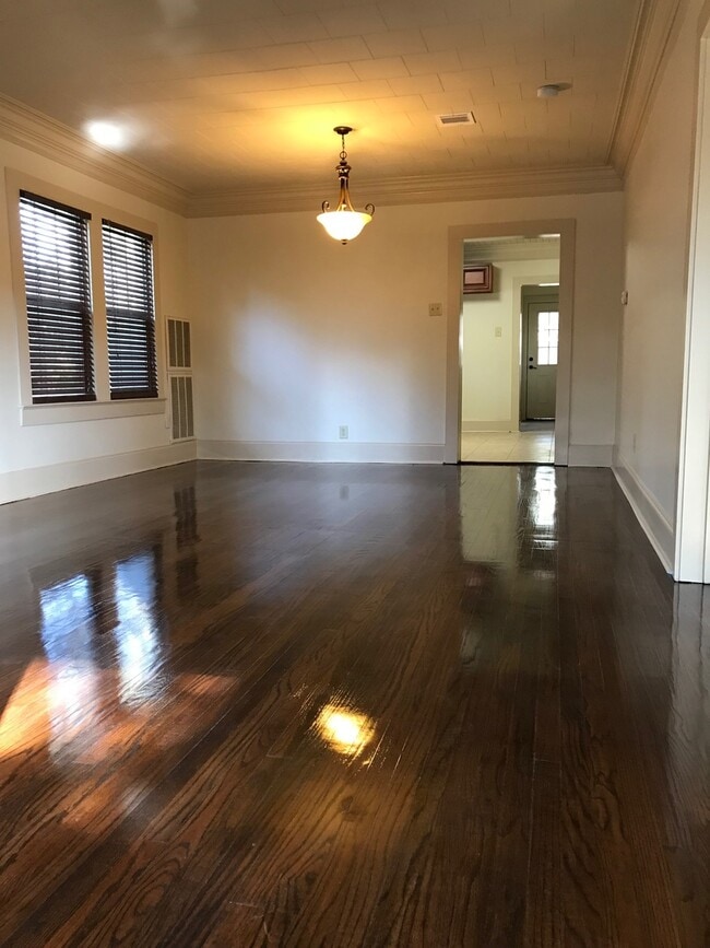 Building Photo - 3 Bedroom 2 bath home