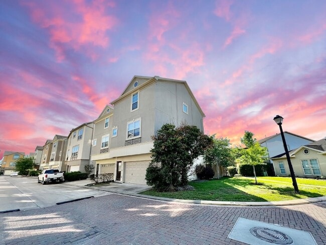 Building Photo - 3002 Clearview Cir