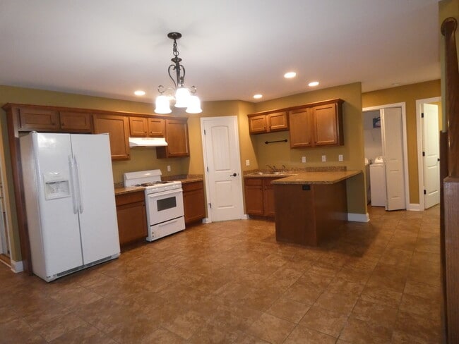 Building Photo - 627 N Edgemere Dr