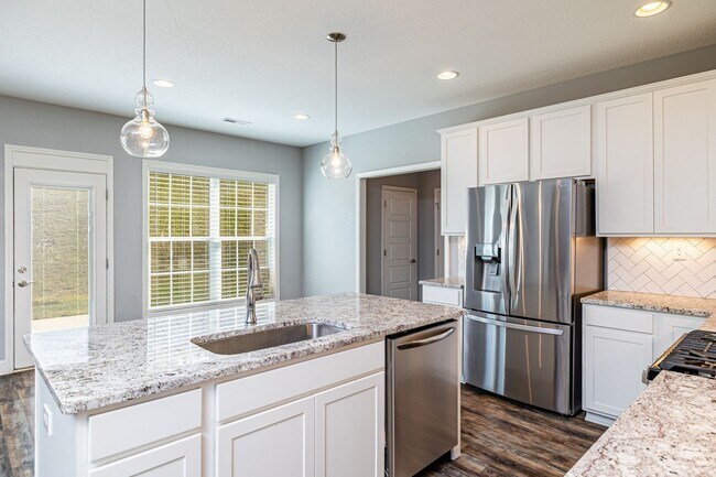 Building Photo - Maryville 37801 - 4 bedroom, 2.5 bath home...