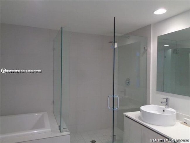 Building Photo - 2600 E Hallandale Beach Blvd