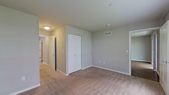 Building Photo - Condo Style Lower 1 Bedroom 1 Bathroom Apartment