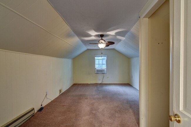 Building Photo - Charming and Spacious Home!