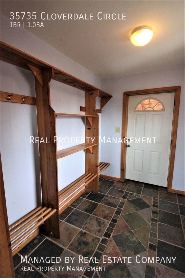 Building Photo - 35735 Cloverdale Cir