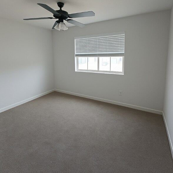 Building Photo - 662 W Crane Ct