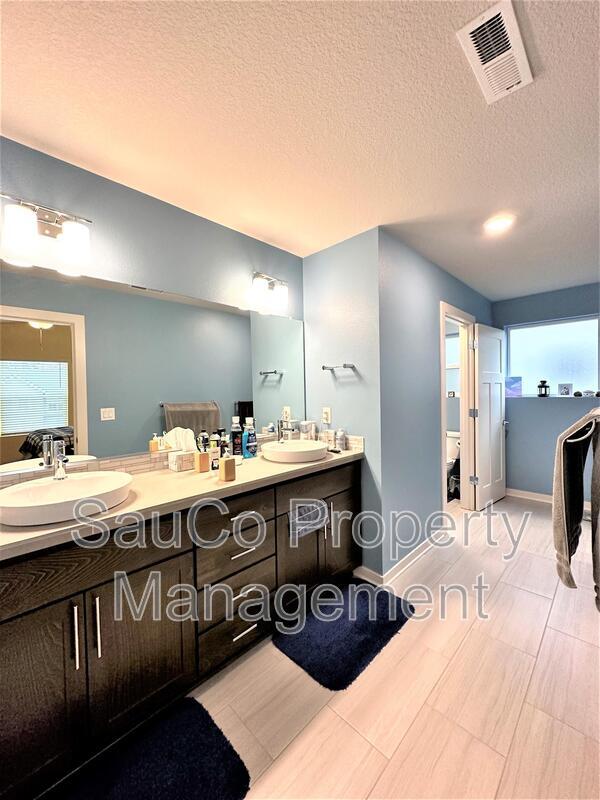 Building Photo - 6516 SE Genrosa St