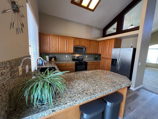 Building Photo - 3 bedroom + a loft in desirable Manteca!