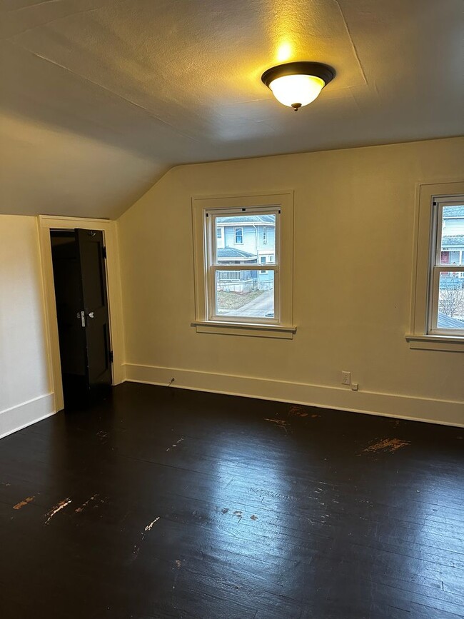 Building Photo - FREE JANUARY RENT!!! Charming 3-bedroom, 1...