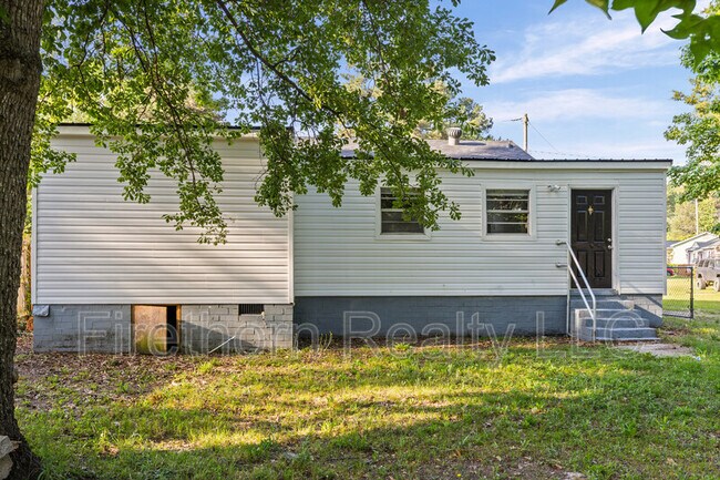 Building Photo - 2541 Rhodes Dr