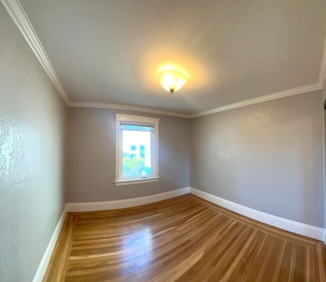 Building Photo - UPDATED Split Level 3BR/2BA 1650sf Sunset ...