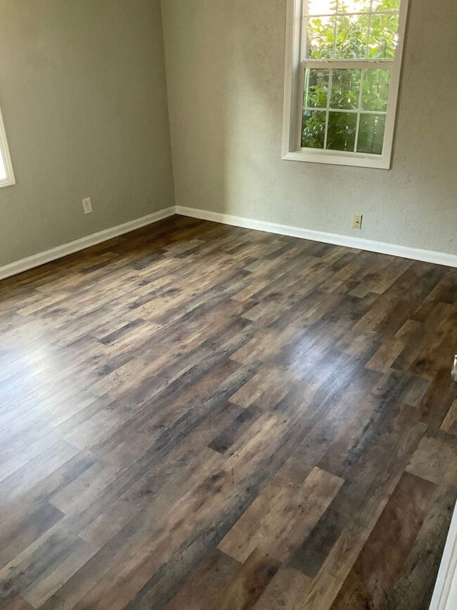 Building Photo - Great location!