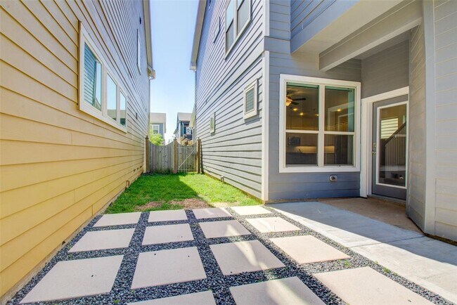 Building Photo - 18118 Moonlit River Dr