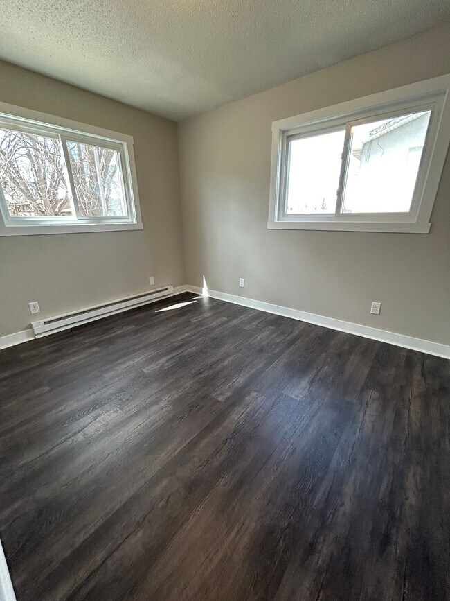 Building Photo - Recently Renovated 2 Bedroom Apartment