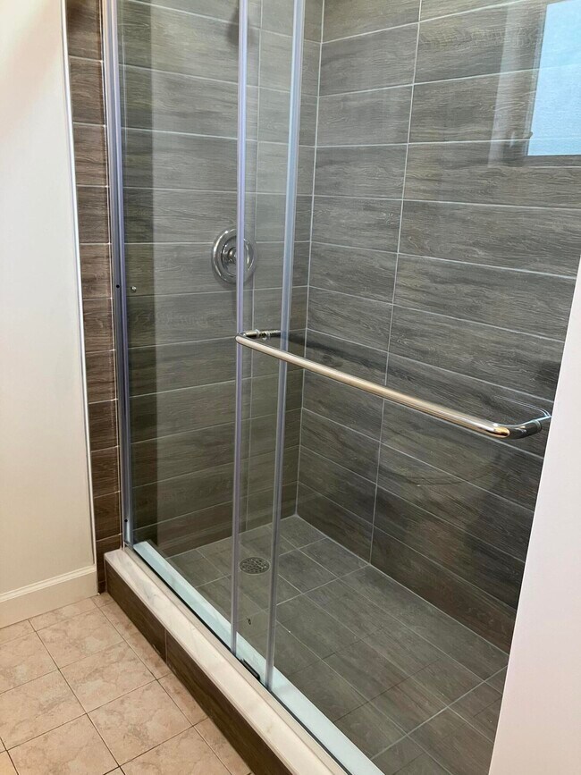 Building Photo - 5483 Cresthaven Blvd