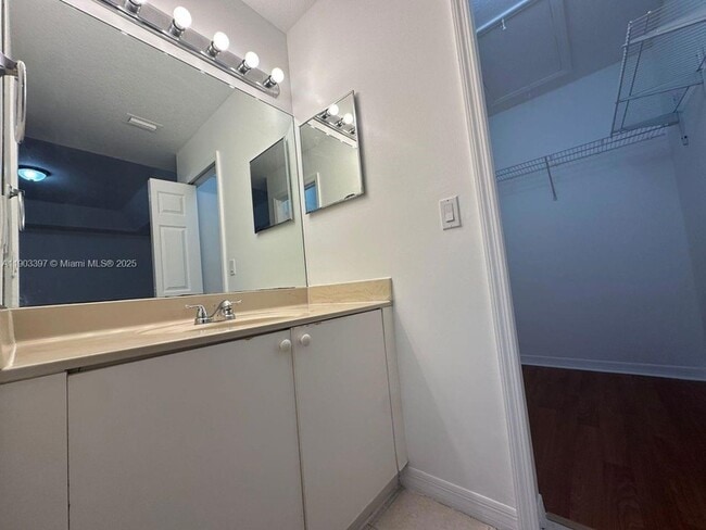 Building Photo - 1712 SE 31st Ct