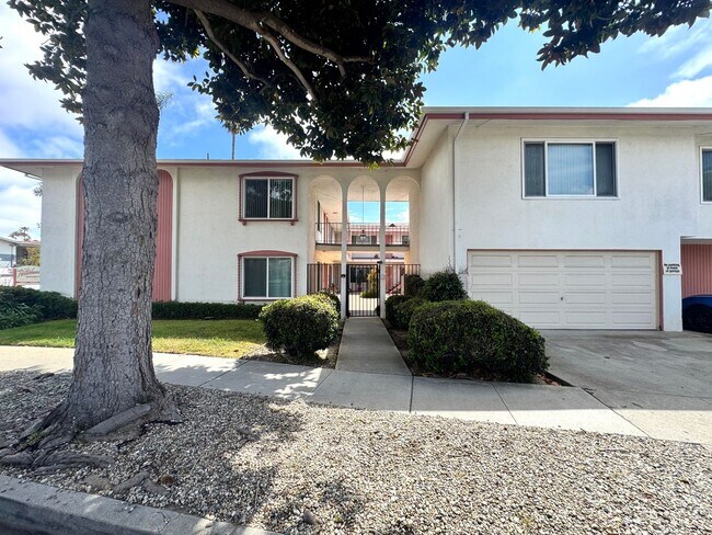 Building Photo - Upgraded Spacious and Bright Upstairs One Bedroom