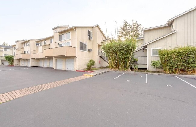 Building Photo - Utilities Paid! Modern Loft-Style Condo wi...