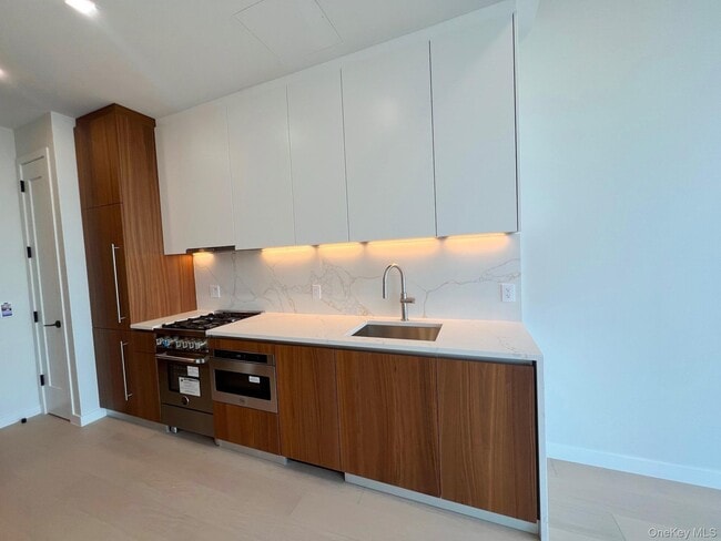 Building Photo - 35-32 Leavitt St