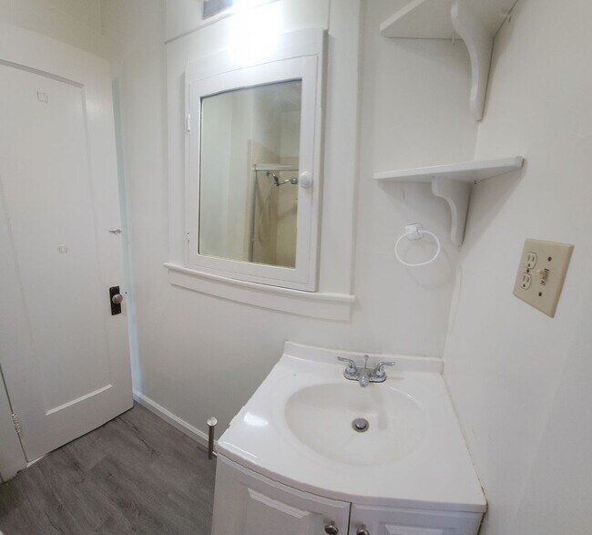 Building Photo - Cute standalone Bungalow in SLO! Off of Gr...