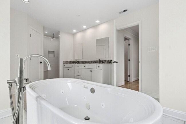 Building Photo - 5116 Shore Dr