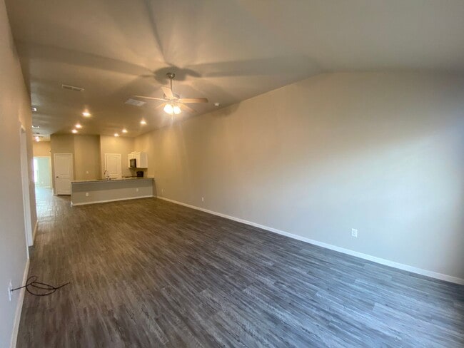 Building Photo - Introducing Your Dream Home: Spacious and Stunning 3 Bed, 2 Bath Haven Ready for You!
