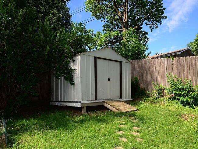 Building Photo - 2108 S 46th St