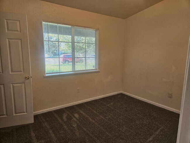 Building Photo - Beautiful Kerman Home!