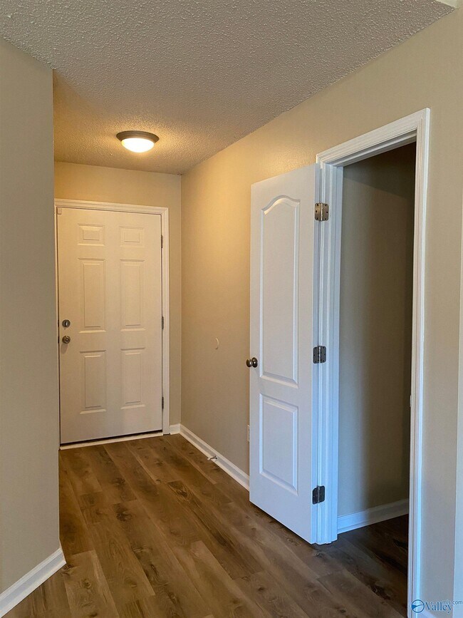 Building Photo - 208 Glen Meadows Ln