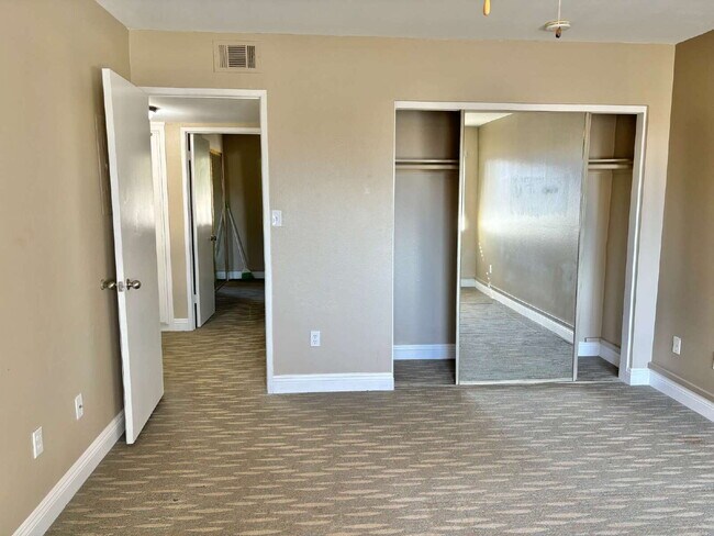 Building Photo - 2 Bedrooms Townhome Availble For Rent in I...