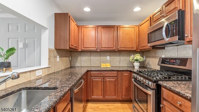 Building Photo - 112 N Broadway